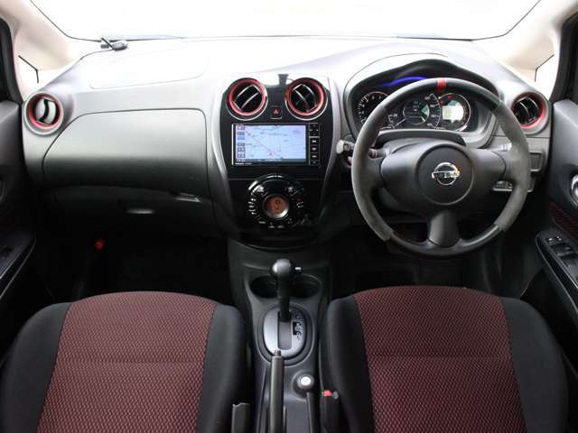 スッキリとしたらしいノートらしいデザインのダッシュ回り！フロントビューの視認性もよく運転しやすいと思います★