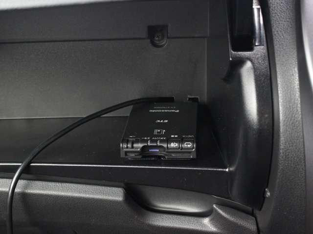 ETCももちろん装備！いまや無い車はないのではないかというくらいですがこちらも例外ではなく装備されております！後からつける手間もお金もかからず高速もスイスイなので友達・家族と遠出も楽しくなるはずです