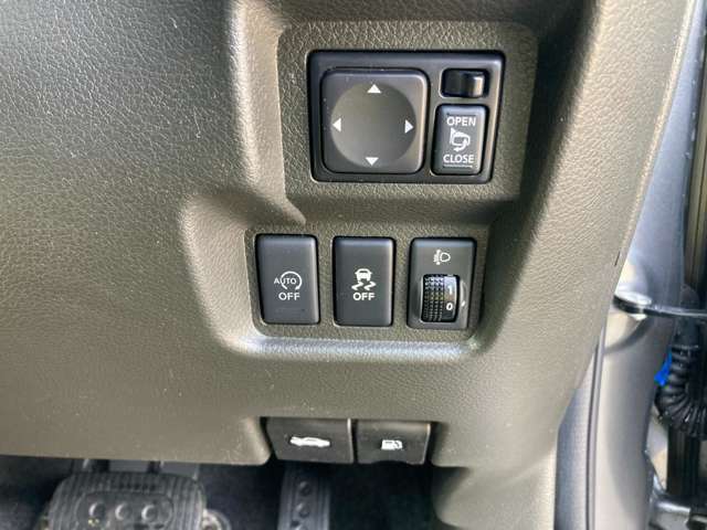 運転席右側に各種スイッチがあります！