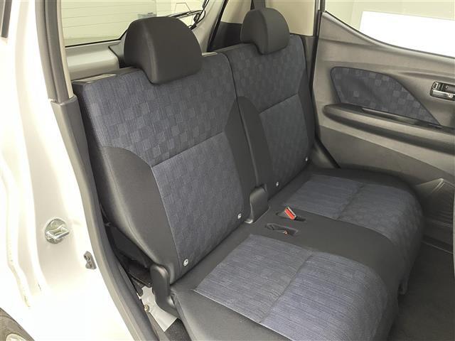 【後部座席】後席もゆったりドライブを楽しめます。内外装はプロこだわりのクリーニングで清潔なおクルマでご納車させていただきます！店舗での現車確認も承っています！