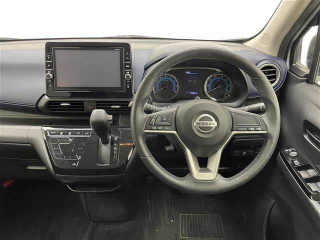 【ハンドル】軽い力で扱いやすいハンドルです。目立つ傷やスレなどなく綺麗な状態です！除菌プランいれていただくとさらに快適に！清潔なお車はお子様にも安心ですね！