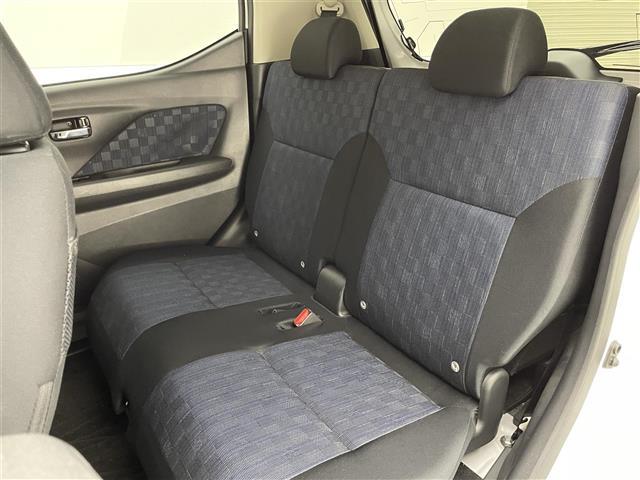 【後部座席】後席もゆったりドライブを楽しめます。内外装はプロこだわりのクリーニングで清潔なおクルマでご納車させていただきます！店舗での現車確認も承っています！