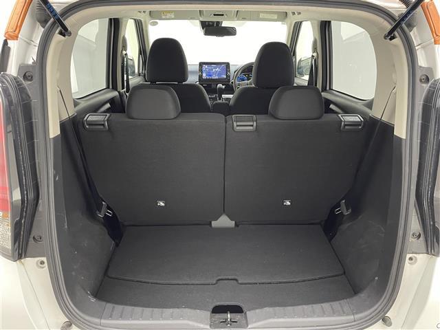 【トランク】積み込みやすくて、たっぷり積める荷室です。シートアレンジできるものは、乗車人数と荷物の量や大きさによってシートを動かすことができるので、より快適なドライブが可能です！