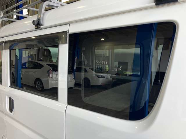 【　プライバシーガラス　】　車内に有る荷物等が見えずらくなるのでプライバシーの確保が出来る上に、日差し/紫外線をさえぎる事も出来るので車内の温度上昇を抑える役割も有ります☆