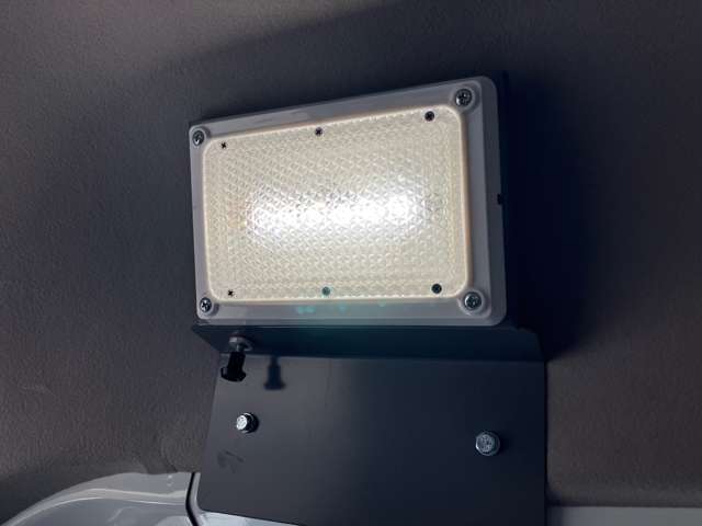 【　大型LEDランプ　】荷室についており大きいので夜でも明るく荷室を照らしてくれます♪