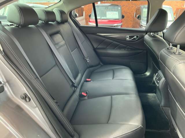 座り心地の良い後部座席です。スポーツセダンですが、広さは十分ですよ！大型のアームレストにはカップホルダーも付いています。高級セダンにふさわしいスポーティーながらも快適な乗り心地です。