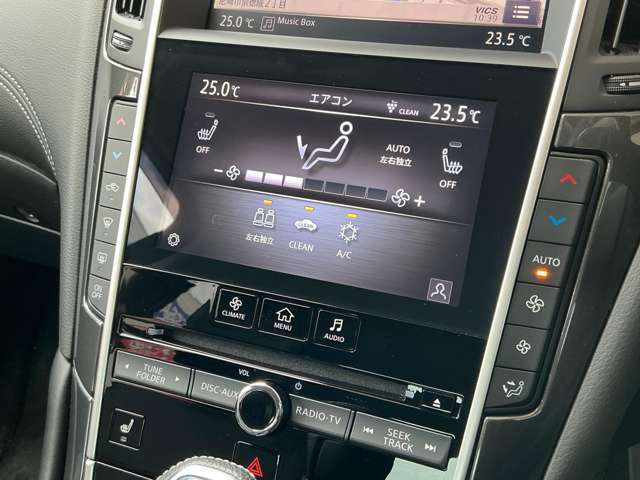 ツインディスプレイなので、下の画面でナビ、エアコン、オーディオなどの多くの機能を直感的に操作出来ます。ナビの案内を妨げることなく多くの操作が出来るのでとても便利です。後部座席用のエアコン吹き出し口付