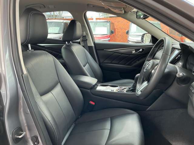 ブラック1色で高級感があふれる本革シートです。シート表面に付着した菌の繁殖を抑制し、クリーンで快適な車内を保てるよう抗菌処理を施しました。前席シートヒーター付きです。