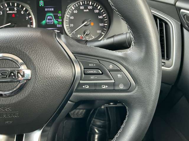 インテリジェントクルーズコントロールです。一定の速度で走ってくれるだけではなく、前の車の速度に合わせて設定した車間距離で追従してくれます！高速道路の運転がとても楽になる装備です！！