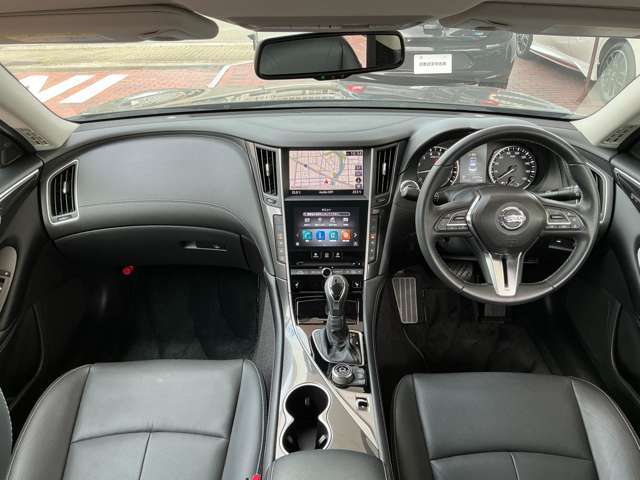 スポーティなドライビングへの高揚感と、巧みな造り込みによる洗練された心地よさを融合した、コックピットデザイン。機能性と上質感で操る歓びを深めるプレミアムな空間です！