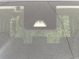 【トヨタセーフティセンス】走行中に前方の車両等を認識し、衝突しそうな時は警報とブレーキで衝突回避と被害軽減をアシスト。より安全にドライブをお楽しみいただけます。