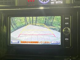 【バックカメラ】駐車時に後方がリアルタイム映像で確認できます。大型商業施設や立体駐車場での駐車時や、夜間のバック時に大活躍！運転スキルに関わらず、今や必須となった装備のひとつです！