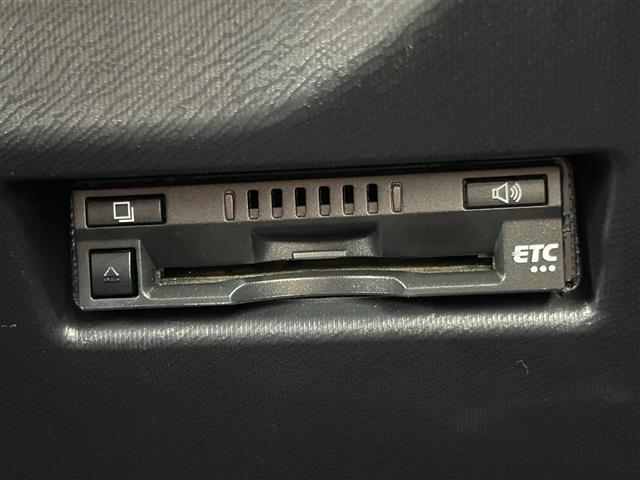 【ETC】有料道路を利用する際に料金所で停止することなく通過できる、ETC車載器（ノンストップ自動料金収受システム機器）が装備されています。セットアップを行うことで利用可能になります。