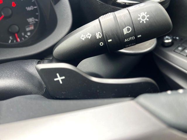 【パドルシフト】ハンドルから手を離さずに素早くシフトアップ＆ダウンができるので、エンジンブレーキを使う下り坂や高速道路の合流で加速したい場面で役立ちます。