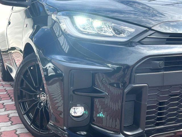 【LEDヘッドライト】悪天候や夜間走行時も良好な視界を確保し安心して運転できる高輝度LEDヘッドライトを装備！点灯速度が早く、消費電力も抑えられています。