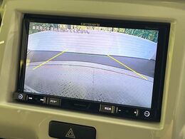 【バックカメラ】駐車時に後方がリアルタイム映像で確認できます。大型商業施設や立体駐車場での駐車時や、夜間のバック時に大活躍！運転スキルに関わらず、今や必須となった装備のひとつです！