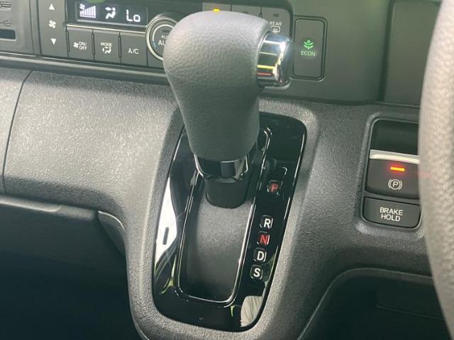 WECARSの展示場では実際に見て、触ってお車をお選びいただけます！知識の豊富な営業スタッフが様々なカーライフをご提案いたします！