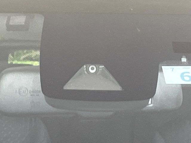 【トヨタセーフティセンス】走行中に前方の車両等を認識し、衝突しそうな時は警報とブレーキで衝突回避と被害軽減をアシスト。より安全にドライブをお楽しみいただけます。