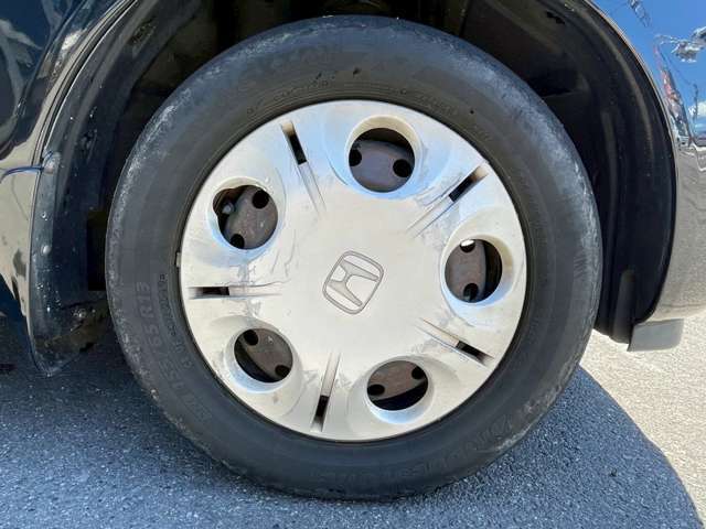 右前のタイヤです