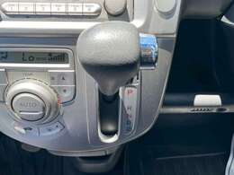 操作簡単なシフトレバーです。