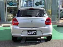 リヤバンパーに内蔵した4つのセンサーで後方の障害物との距離を測り、4段階のブザー音で障害物の接近をお知らせする「リヤパーキングセンサー」を搭載。