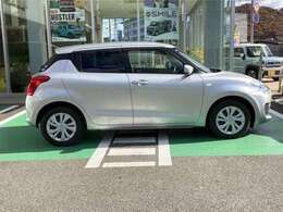 Bピラーのつかみやすい位置に乗降グリップを装備。リヤシートの乗り降りをサポート。