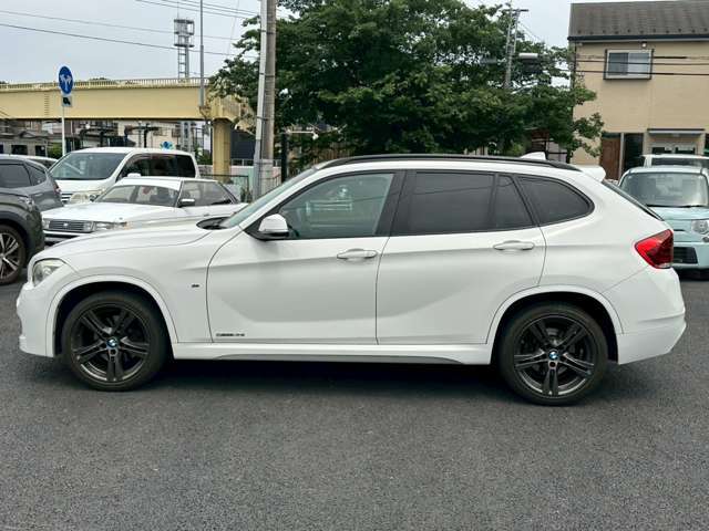 在庫車両は別展示場にて保管をしております。お手数では御座いますが、事前にご予約を頂ければご覧になりやすい場所にご準備をさせて頂きますので、ご来店前にはご連絡を頂ければ幸いです。
