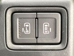 【両側パワースライドドア】スマートキーや運転席のスイッチで後席両側スライドドアの開閉が可能♪電動だから力を入れてドアを開ける必要が無く、小さなお子様でも簡単に開け閉めでき快適です♪