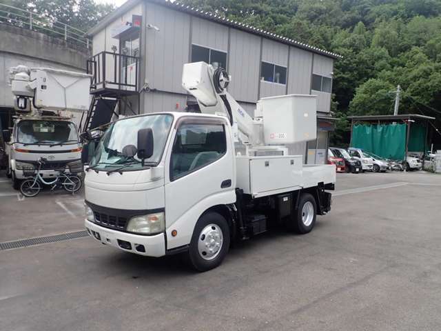 ビルや道路設備のメンテナンス、街路樹・緑地の管理などに最適な10m未満の高所作業車です。はしご掛け、左右工具箱に加えて、荷台部分にも積載スペースがあります。