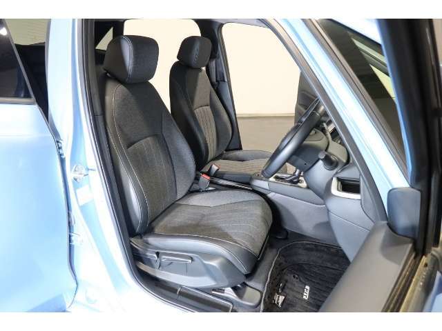 すわり心地の良い運転席・助手席です。長時間のドライブの疲れ軽減に貢献します。どうぞ快適なドライブを♪