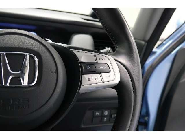 Hondaセンシングの機能のひとつ、アダプティブクルーズコントロール付！アクセルから足を離しても設定したスピードと前車との車間を保ち走行してくれます！車線維持もアシスト☆高速道路で疲労軽減ですね☆