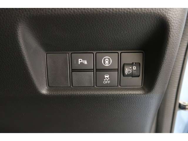 パーキングセンサーや横滑りを防ぐVSA等のスイッチ類は運転席の右側、手の届きやすい位置にあります。