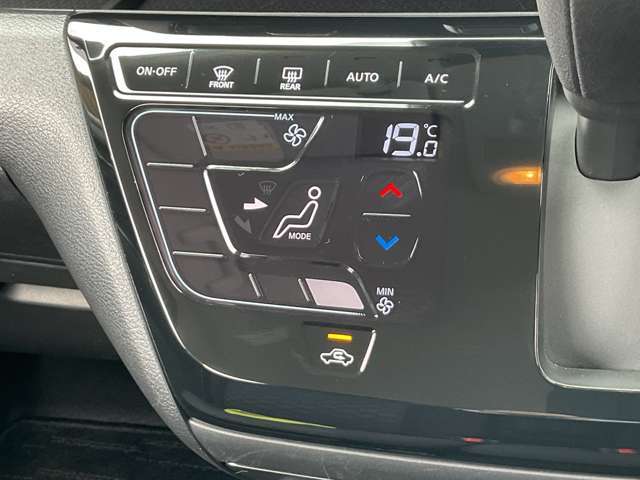 【オートエアコン】　　　設定温度に合わせて自動で快適な室内温度を保ちます♪室内が快適だとドライブも楽しくなりますね☆