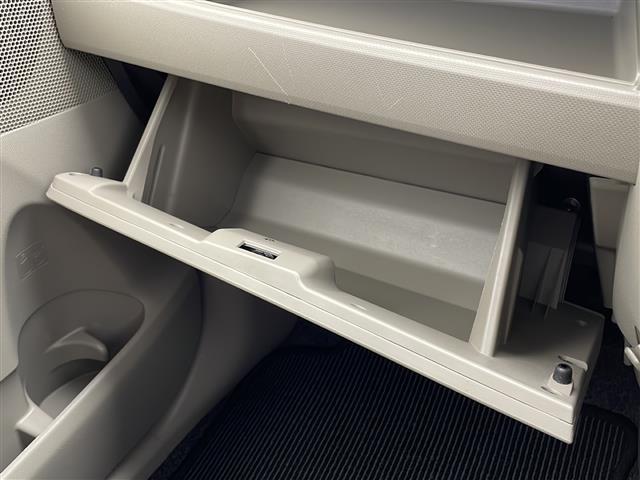 【グローブボックス】『グローブボックス』の画像になります。車検証ケースや日頃使う小物類の収納に便利ですね！