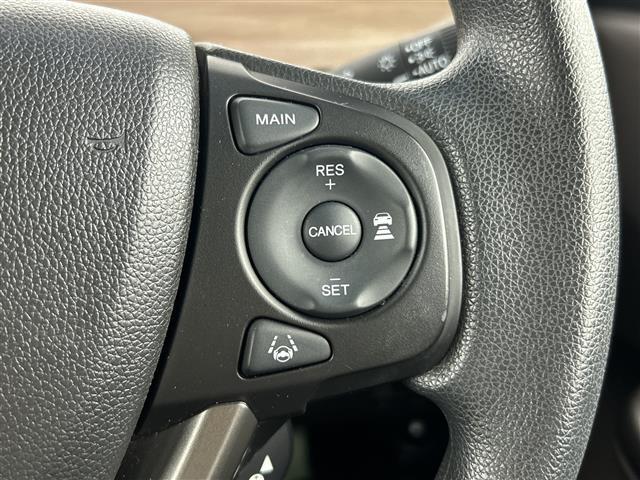 【衝突軽減ブレーキ】衝突するおそれが高い場合、音と光で注意して強いブレーキングを行い、衝突回避・被害軽減を支援します。機能には限界があるためご注意ください。