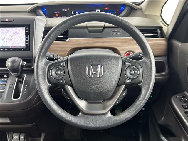 【ステアリングリモコン】手元のボタンから、オーディオやナビなどの操作ができるので、よそ見をせずに安全に運転に集中できます！