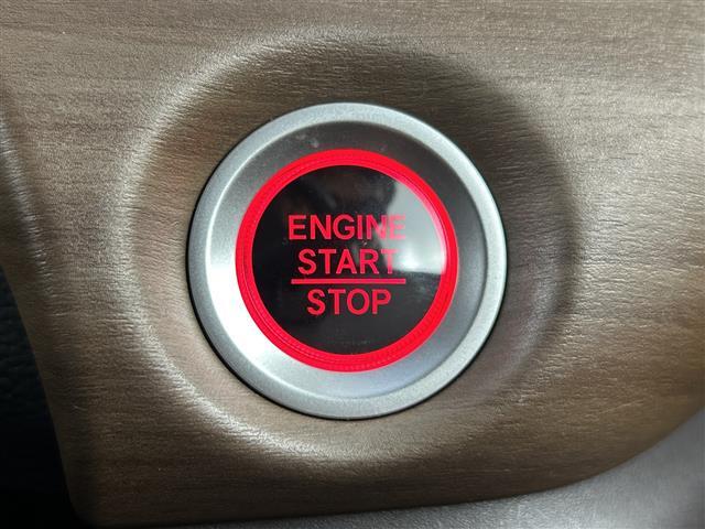 【衝突軽減ブレーキ】衝突するおそれが高い場合、音と光で注意して強いブレーキングを行い、衝突回避・被害軽減を支援します。機能には限界があるためご注意ください。