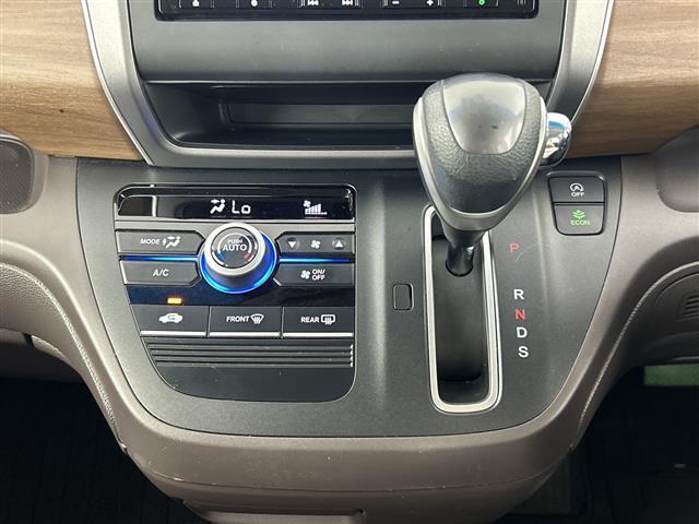 【シフトレバー】シフトも操作しやすく快適なドライブを楽しんでいただけます！