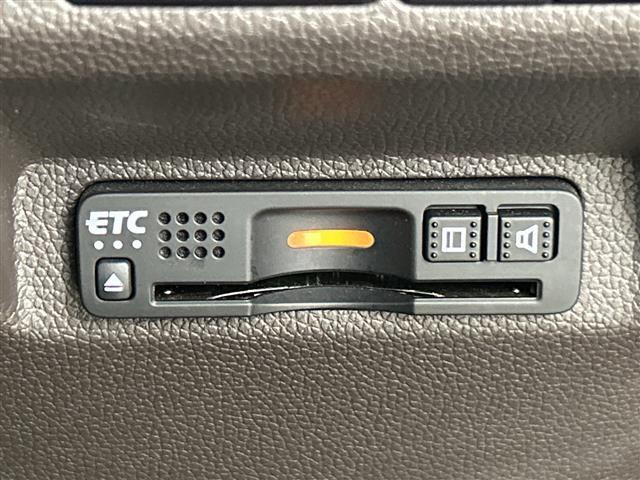 【ETC】有料道路を利用する際に料金所で停止することなく通過できる、ETC車載器（ノンストップ自動料金収受システム機器）が装備されています。セットアップを行うことで利用可能になります。