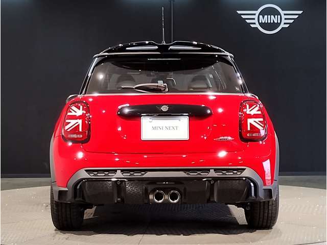 後ろからみても直ぐにMINIだとわかる丸みを帯びたデザインでございます。