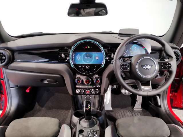 MINIの内装はとにかく『円』に拘ったデザインコンセプトが一目で伝わってきます。これほど円形に拘った車は他に御座いません。伝統のデザイン、トグルスイッチなど遊び心のある内装です。