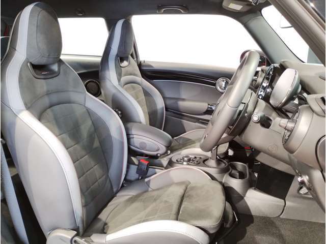 こちらのMINI認定中古車は整備・保証付きでございます。納車前整備費用はお見積書内に別途追加計上する事はございません。認定中古車整備・保証付きのお支払総額でお見積りご確認の上、他店とお比べください！！