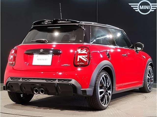 後ろからみても直ぐにMINIだとわかる丸みを帯びたデザインでございます。