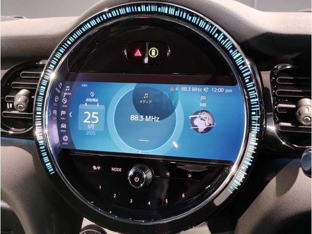 MINIの内装はとにかく『円』に拘ったデザインコンセプトが一目で伝わってきます。これほど円形に拘った車は他に御座いません。伝統のデザイン、トグルスイッチなど遊び心のある内装で御座います。