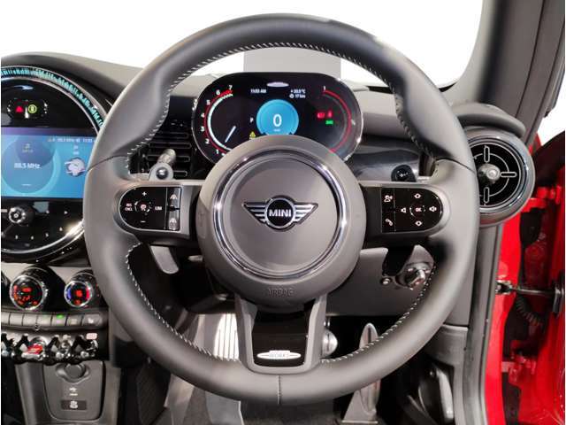 アクティブクルーズコントロールは前車追随機能付きで、快適かつ安全にドライブできます。
