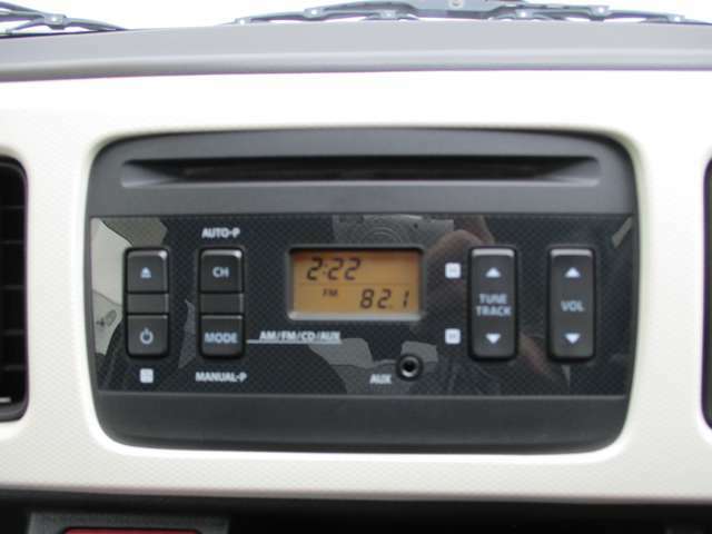 シンプルな純正CDラジオです。