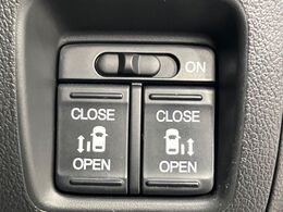 【両側パワースライドドア】スマートキーや運転席のスイッチで後席両側スライドドアの開閉が可能♪電動だから力を入れてドアを開ける必要が無く、小さなお子様でも簡単に開け閉めでき快適です♪