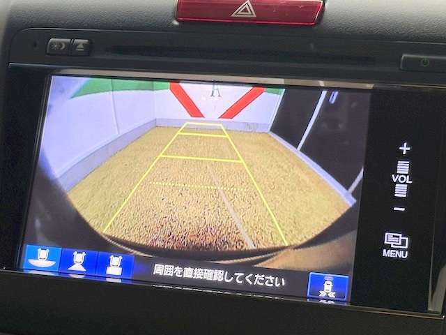 バックカメラがついて後方確認が簡単にできます！苦手としている車庫入れ等も安心して出来ますね！凄く需要の高い装備ですので、最初から付いていれば言う事なしですよね！？