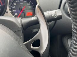 【パドルシフト】ハンドルから手を離さずに素早くシフトアップ＆ダウンができるので、エンジンブレーキを使う下り坂や高速道路の合流で加速したい場面で役立ちます。