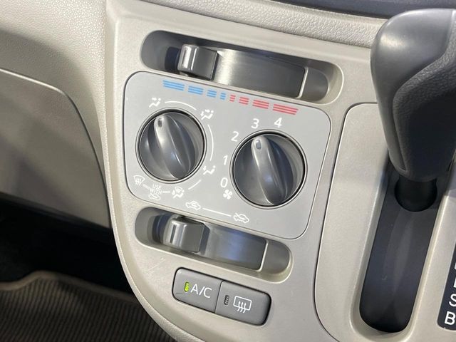 寒い冬も暑い夏も全席に快適な空調を届けてくれる、ダイヤル式エアコンを装備♪